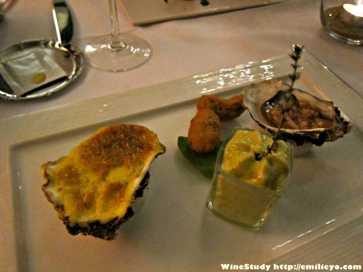 前菜：地中海的生蠔、Banyuls的醋，好吃但分量有些少Trilogie d’Huitres de Bouzigues : au vinaigre de Banyuls, en cromesquis et en sabayon de citron et aneth. 