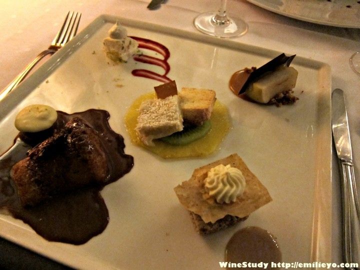 每種甜點的品嘗Le « un Peu de Tout », c’est la dégustation de tous nos desserts. 15 € (suppl. 4 € au menu).