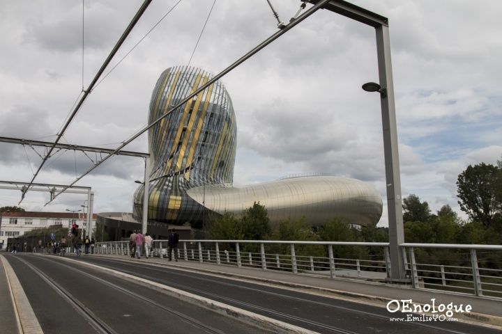 La cité du vin就在輕軌電車的軌道旁邊。